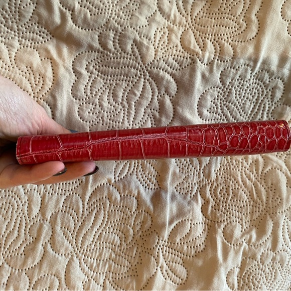 Red faux crocodile leather clutch - Picture 13 of 13